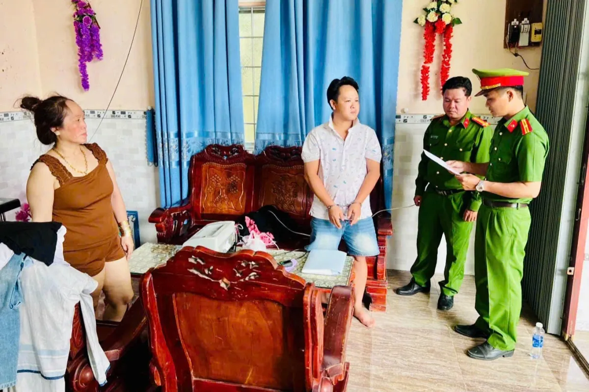 Bắt cặp vợ chồng tổ chức cá cược World Cup và ghi lô đề qua Zalo, giao dịch hơn nửa tỷ đồng- Ảnh 1. Bắt cặp vợ chồng tổ chức cá cược World Cup và ghi lô đề qua Zalo, giao dịch hơn nửa tỷ đồng- Ảnh 1.