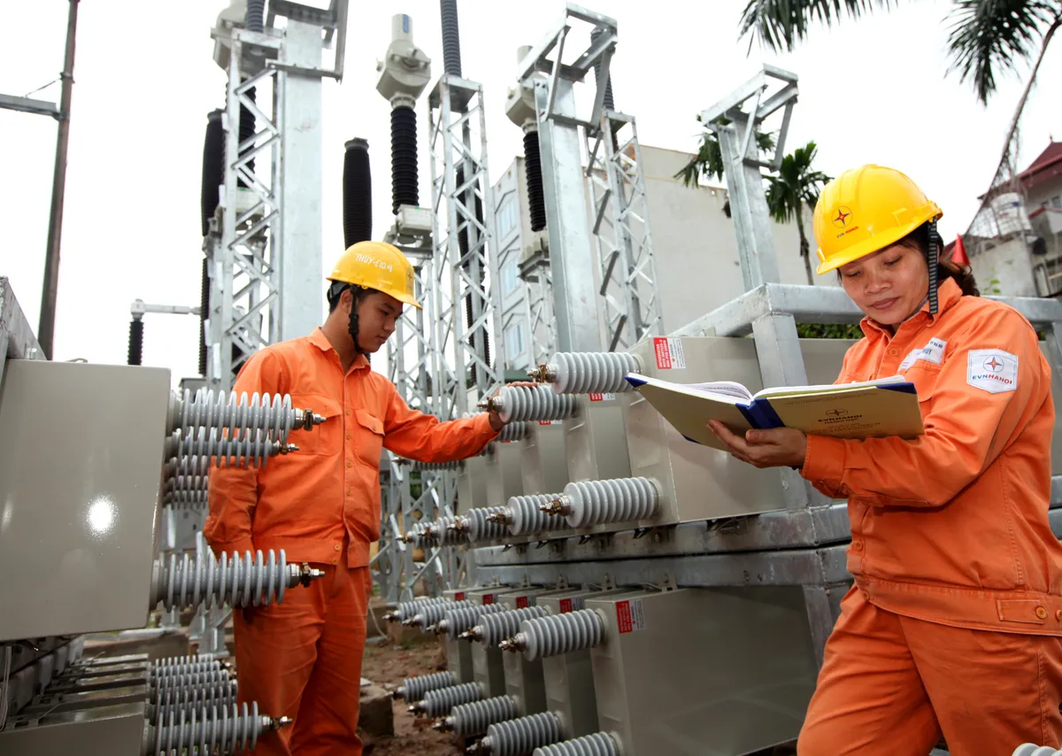 EVN lên phương án bảo đảm điện mùa cao điểm, dự báo nhu cầu tiếp tục tăng mạnh trong tháng 7-8- Ảnh 1. EVN lên phương án bảo đảm điện mùa cao điểm, dự báo nhu cầu tiếp tục tăng mạnh trong tháng 7-8- Ảnh 1.