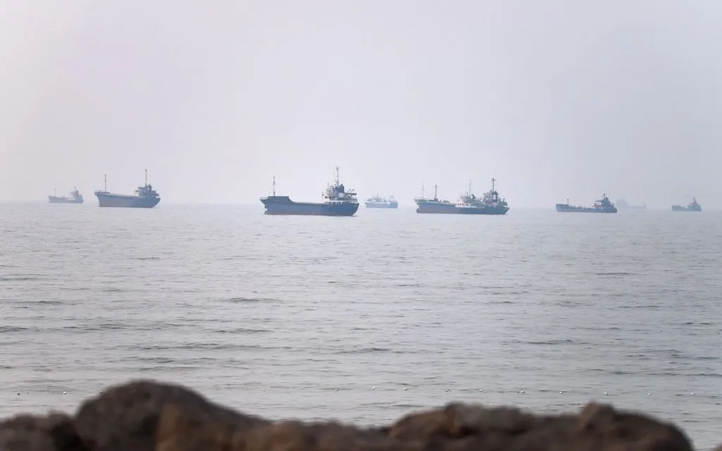 Các tàu thương mại di chuyển qua eo biển Hormuz ngoài khơi Bandar Abbas, Iran, ngày 30/6/2026 (Ảnh: AP)