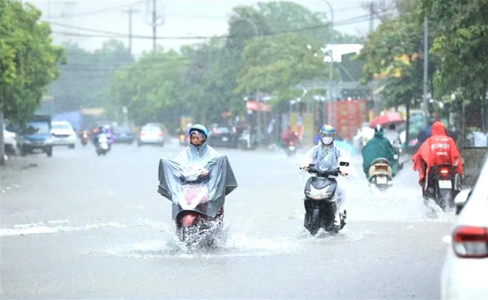 Bắc Bộ có nơi mưa to trên 300mm, nguy cơ ngập úng, sạt lở đất - Ảnh 1.