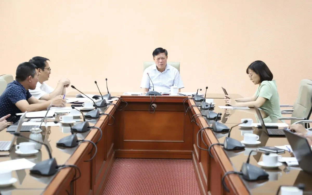 Thứ trưởng Bộ Y tế Đỗ Xuân Tuyên chủ trì cuộc họp của Tổ soạn thảo. Ảnh: Bộ Y tế