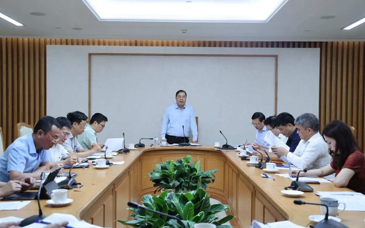 Phó Thủ tướng Thường trực Phạm Gia Túc chủ trì cuộc họp nghe báo cáo về tình hình triển khai các giải pháp thực hiện điều chỉnh Quy hoạch điện VIII - Ảnh: VGP/Phương Nguyên