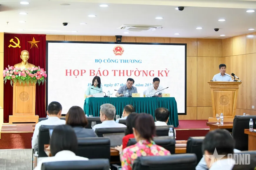 Chưa áp dụng giá điện sinh hoạt theo giờ cao điểm với hộ gia đình- Ảnh 2.
