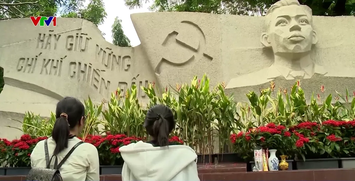 Người dân dâng hương tưởng niệm các Anh hùng liệt sĩ - Ảnh 1.
