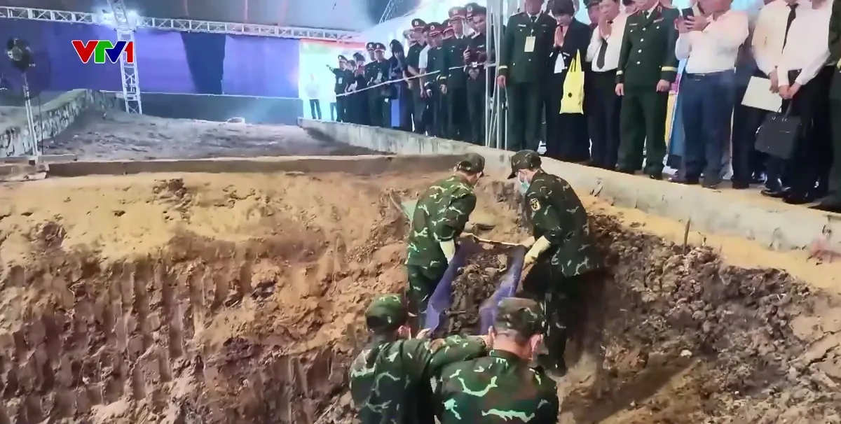 Người dân dâng hương tưởng niệm các Anh hùng liệt sĩ - Ảnh 2.