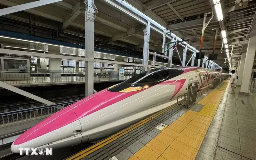 Một đoàn tàu Shinkansen của Nhật Bản. (Ảnh: Phạm Tuân/TTXVN)