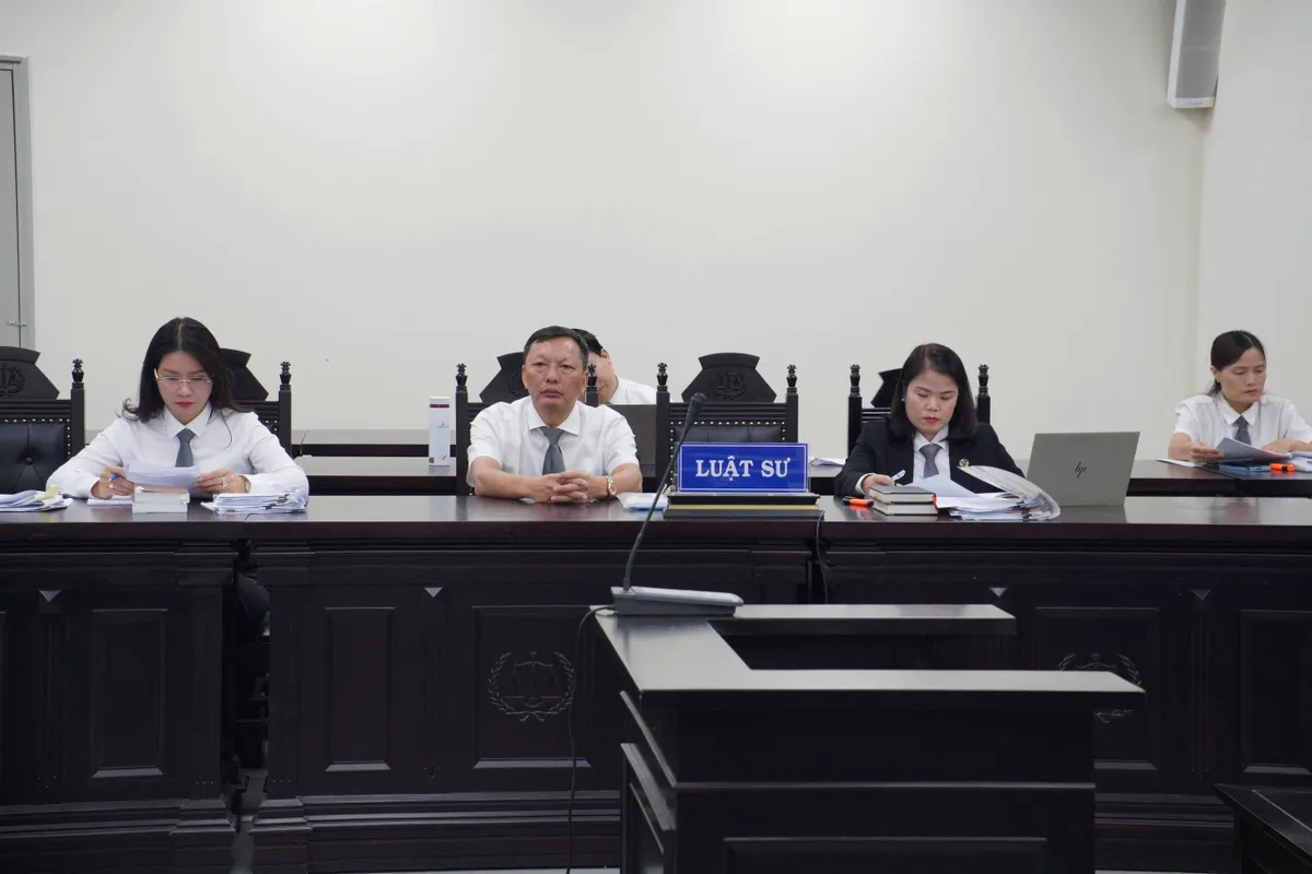 Nhóm cựu cán bộ Sở Y tế Hà Nội hầu tòa vì nhận hối lộ hàng tỷ đồng để cấp phép hành nghề y, dược- Ảnh 3.