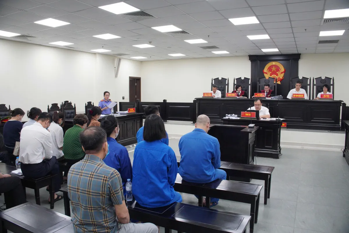 Nhóm cựu cán bộ Sở Y tế Hà Nội hầu tòa vì nhận hối lộ hàng tỷ đồng để cấp phép hành nghề y, dược- Ảnh 1.