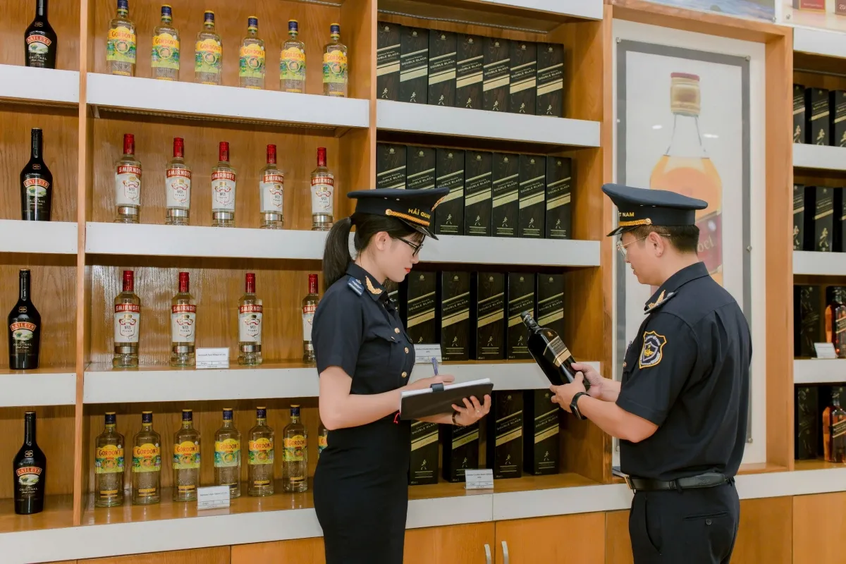 Ban hành Nghị định mới về hàng miễn thuế: Tăng cường giám sát, siết chặt quản lý từ nhập khẩu đến tiêu hủy- Ảnh 1. Ban hành Nghị định mới về hàng miễn thuế: Tăng cường giám sát, siết chặt quản lý từ nhập khẩu đến tiêu hủy- Ảnh 1.