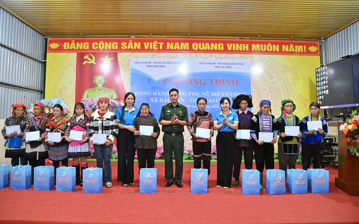 Trao quà cho các hội viên phụ nữ xã Dào San. Ảnh: Đức Duẩn
