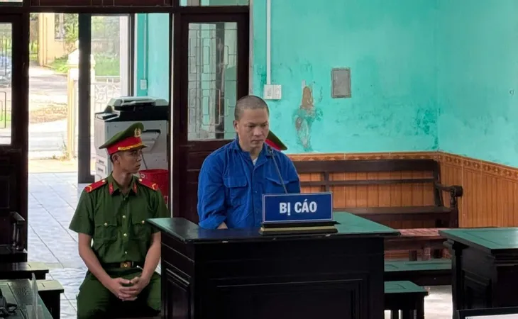 Phá hoại ngai vua triều Nguyễn, người đàn ông ở Huế nhận án 3 năm 6 tháng tù- Ảnh 1. Phá hoại ngai vua triều Nguyễn, người đàn ông ở Huế nhận án 3 năm 6 tháng tù- Ảnh 1.