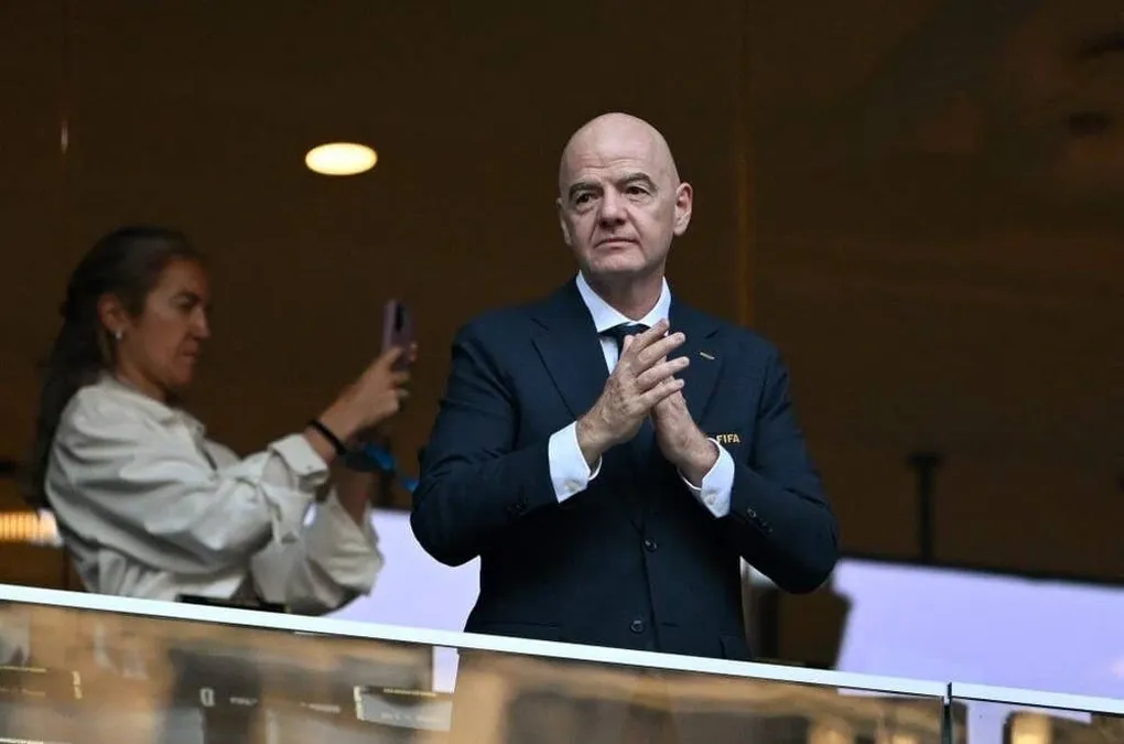 FIFA đối mặt l&agrave;n s&oacute;ng chỉ tr&iacute;ch, hơn 70 nghị sĩ ch&acirc;u &Acirc;u y&ecirc;u cầu điều tra Chủ tịch Gianni Infantino- Ảnh 1.
