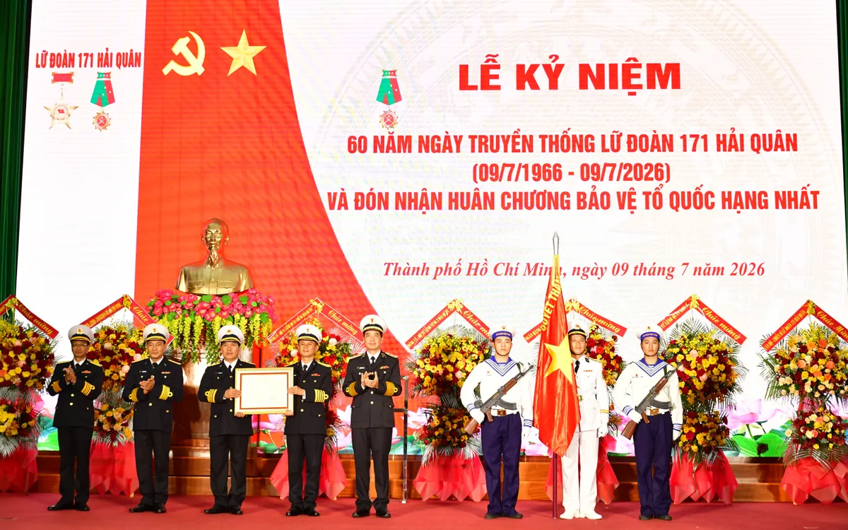 Phó Đô đốc Nguyễn An Phong, Bí thư Đảng ủy, Chính ủy Quân chủng Hải quân trao tặng Huân chương Bảo vệ Tổ quốc hạng Nhất lần thứ hai cho Lữ đoàn 171.