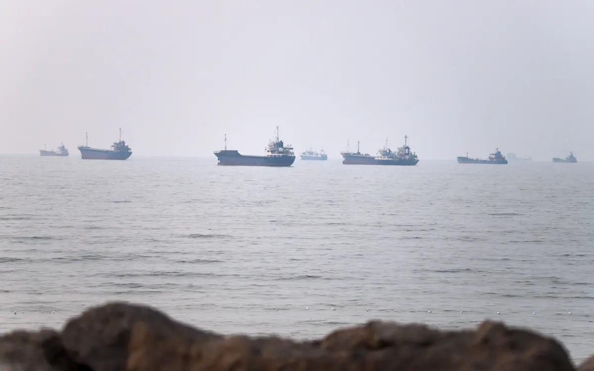 Các tàu thương mại xuất hiện ở eo biển Hormuz, ngoài khơi Bandar Abbas, Iran, ngày 30/6/2026 (Ảnh: AP)