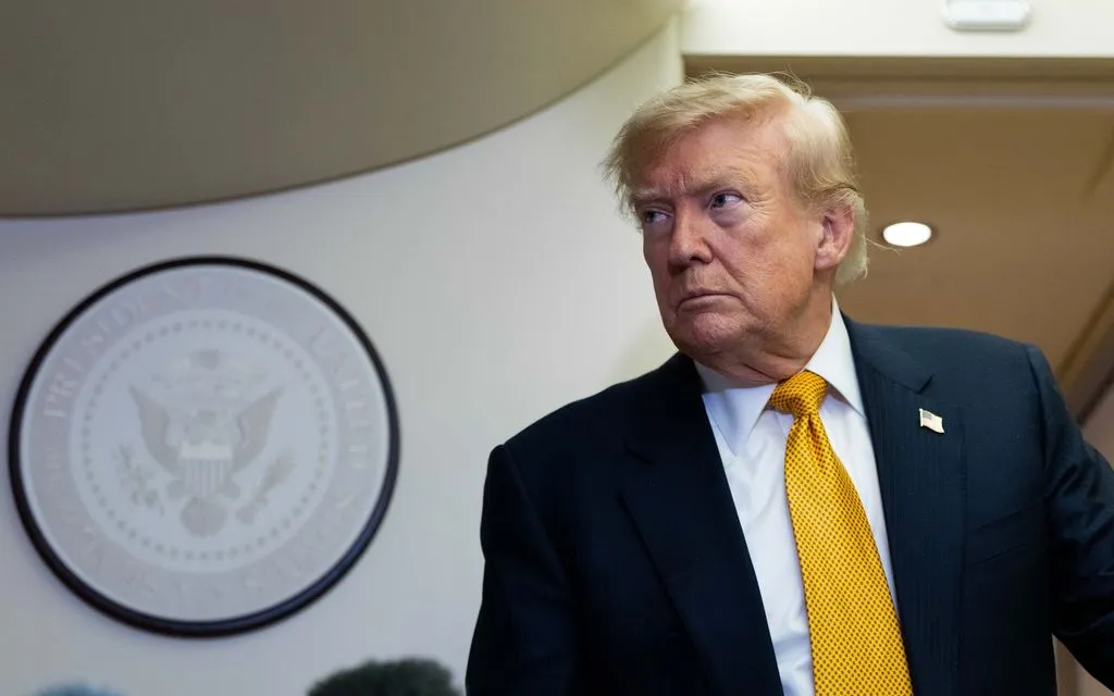 Tổng thống Mỹ Donald Trump trả lời báo chí trên chuyên cơ Không lực Một tại Anh ngày 8/7/2026. (Ảnh: AP)