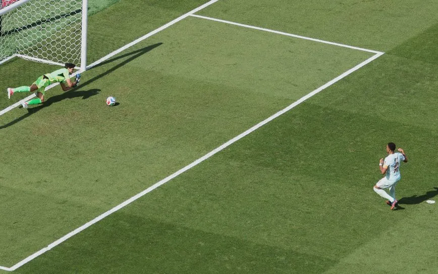 Mbappe có cơ hội rất ngon ăn để mở tỷ số của trận đấu nhưng trên chấm 11m, anh lại không chiến thắng được thủ thành Bounou bên phía ĐT Morocco. (Ảnh: AP)