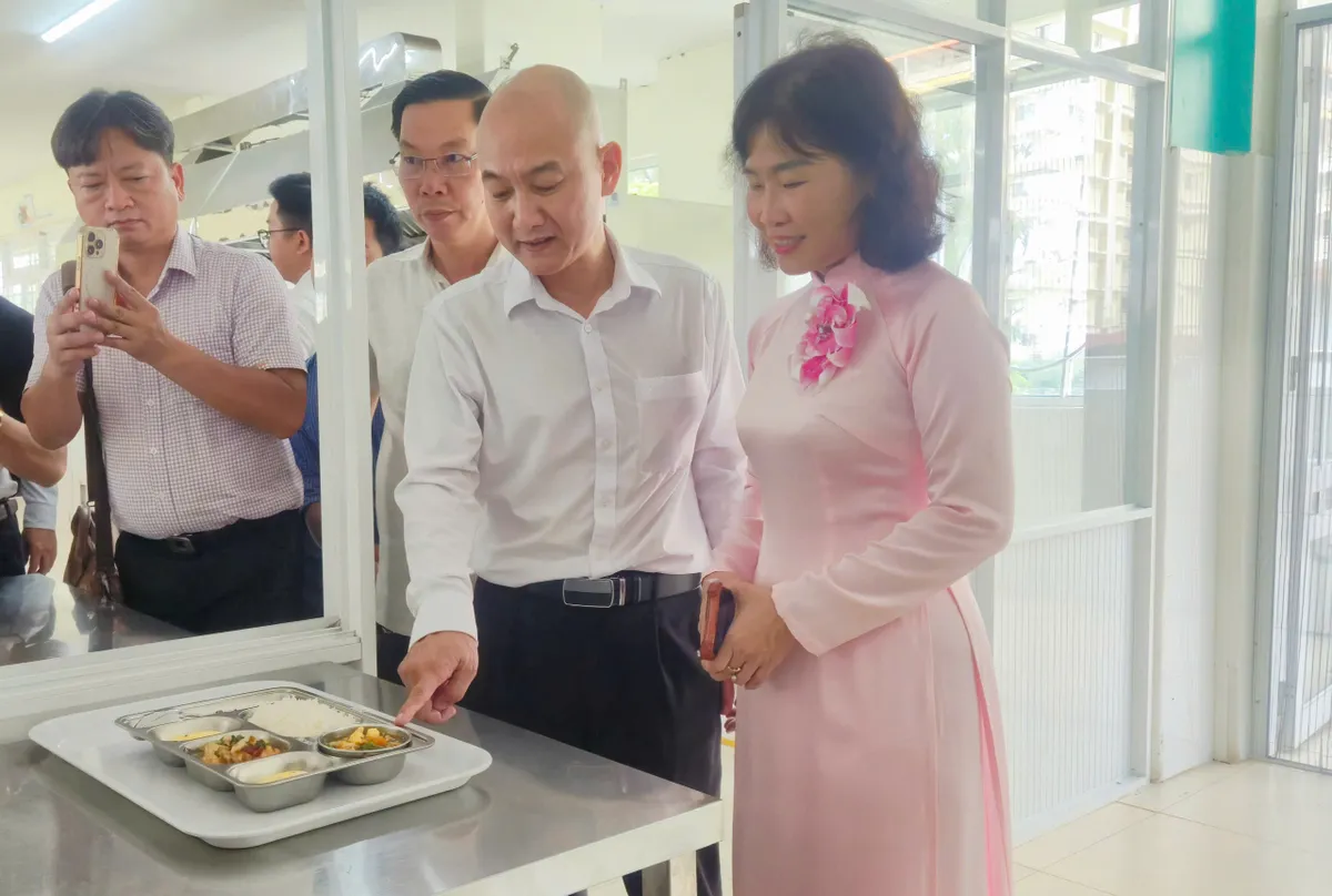 Phường đầu tiên tại TP Hồ Chí Minh triển khai "Tick xanh trách nhiệm" cho bếp ăn trường học- Ảnh 1.
