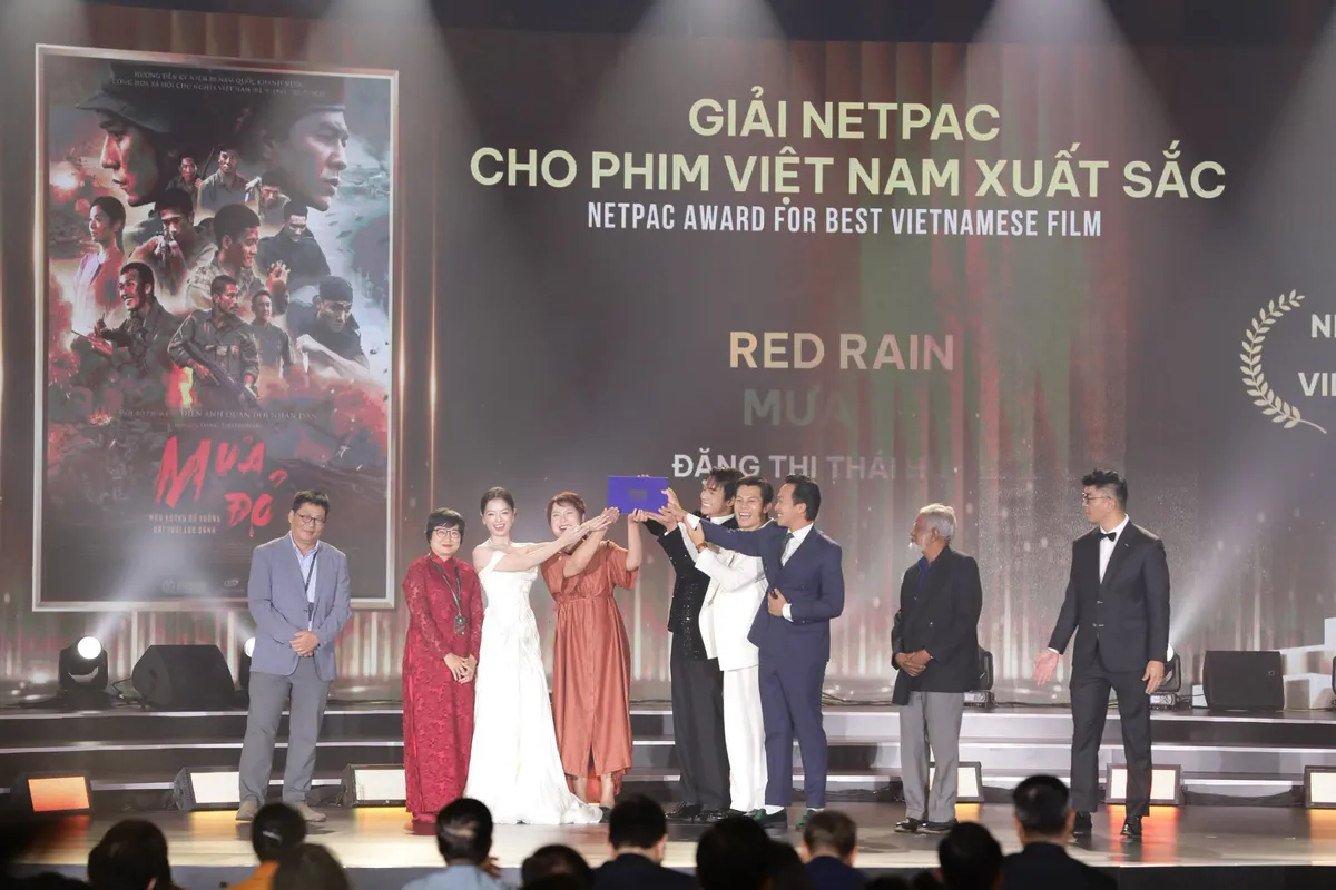 Đạo diễn "Mưa đỏ" Đặng Thái Huyền có niềm vui nhân đôi- Ảnh 2.
