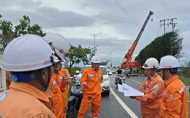 Lực lượng xung kích ngành điện Quảng Ninh khẩn trương đấu nối, xử lý dứt điểm các vị trí đứt dây, hư hỏng xà, sứ sau bão số 1. (Ảnh: TTXVN)