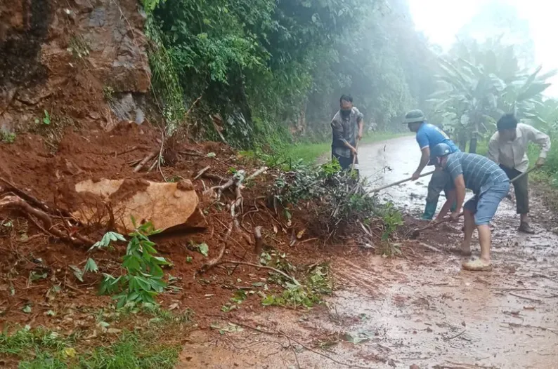 Mưa lớn gây sạt lở, Công an kịp thời di dời người dân khỏi ngôi nhà có nguy cơ sập - Ảnh 1.