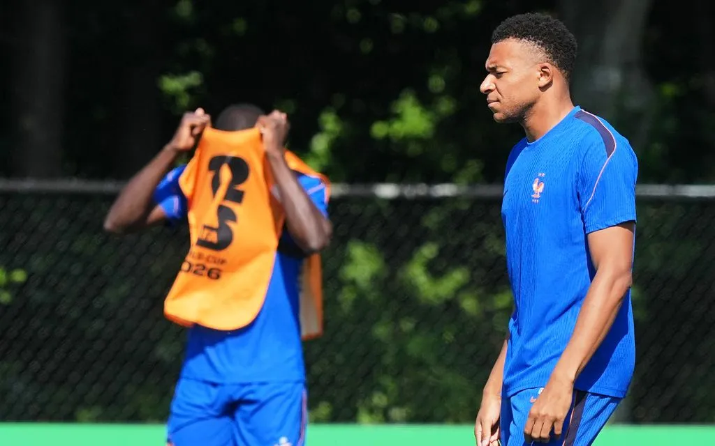 Mbappé trong buổi tập trước trận gặp Morocco. (Ảnh: AP)