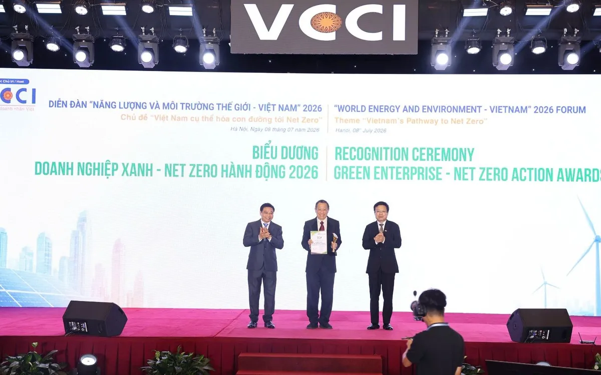 Trao bằng khen "Doanh nghiệp Xanh – Net Zero hành động 2026" tại diễn đàn. (Ảnh: VCCI)