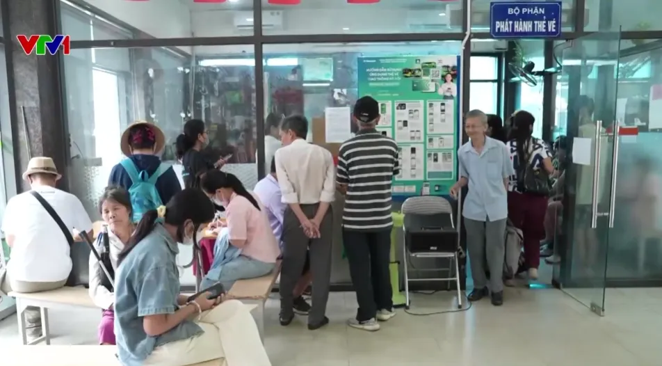 Hà Nội hỗ trợ người cao tuổi đổi thẻ vé điện tử, có thể dùng căn cước gắn chip đi xe buýt- Ảnh 1.