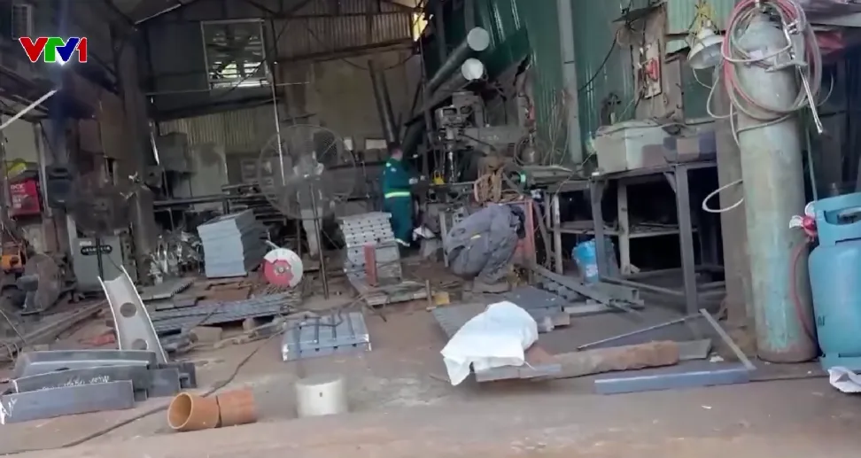 Hiểm họa cháy nổ từ những nhà xưởng trái phép giữa khu dân cư Hà Nội- Ảnh 2.