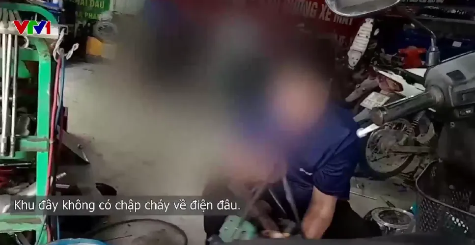 Hiểm họa cháy nổ từ những nhà xưởng trái phép giữa khu dân cư Hà Nội- Ảnh 3.