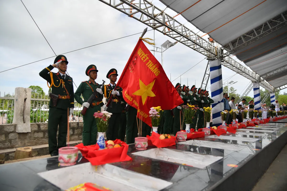 An Giang: Tổ chức Lễ viếng, truy điệu và an táng 235 hài cốt liệt sĩ- Ảnh 11.