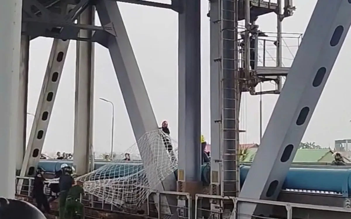 Công an xã Thiên Lộc và lực lượng cứu nạn cứu hộ phối hợp cứu nam thanh niên