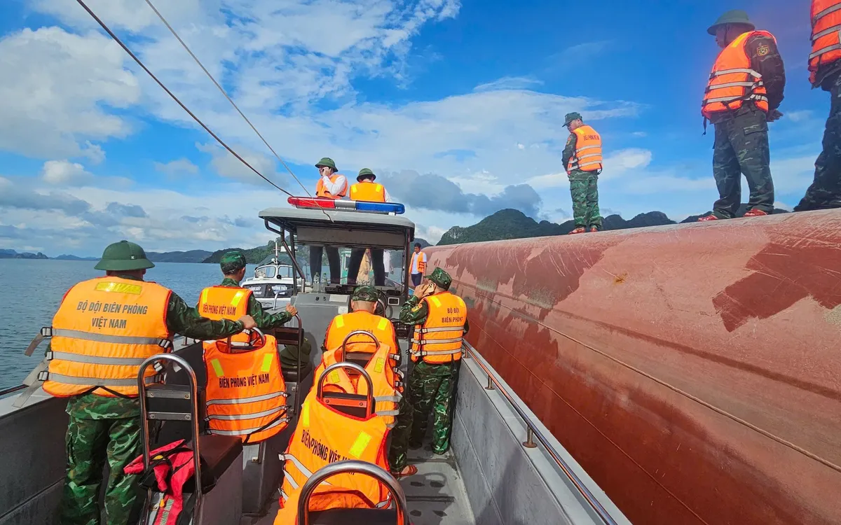 Lực lượng biên phòng đang chạy đua với thời gian để cứu người mắc kẹt trong cabin tàu HP-4914. (ảnh: BP)