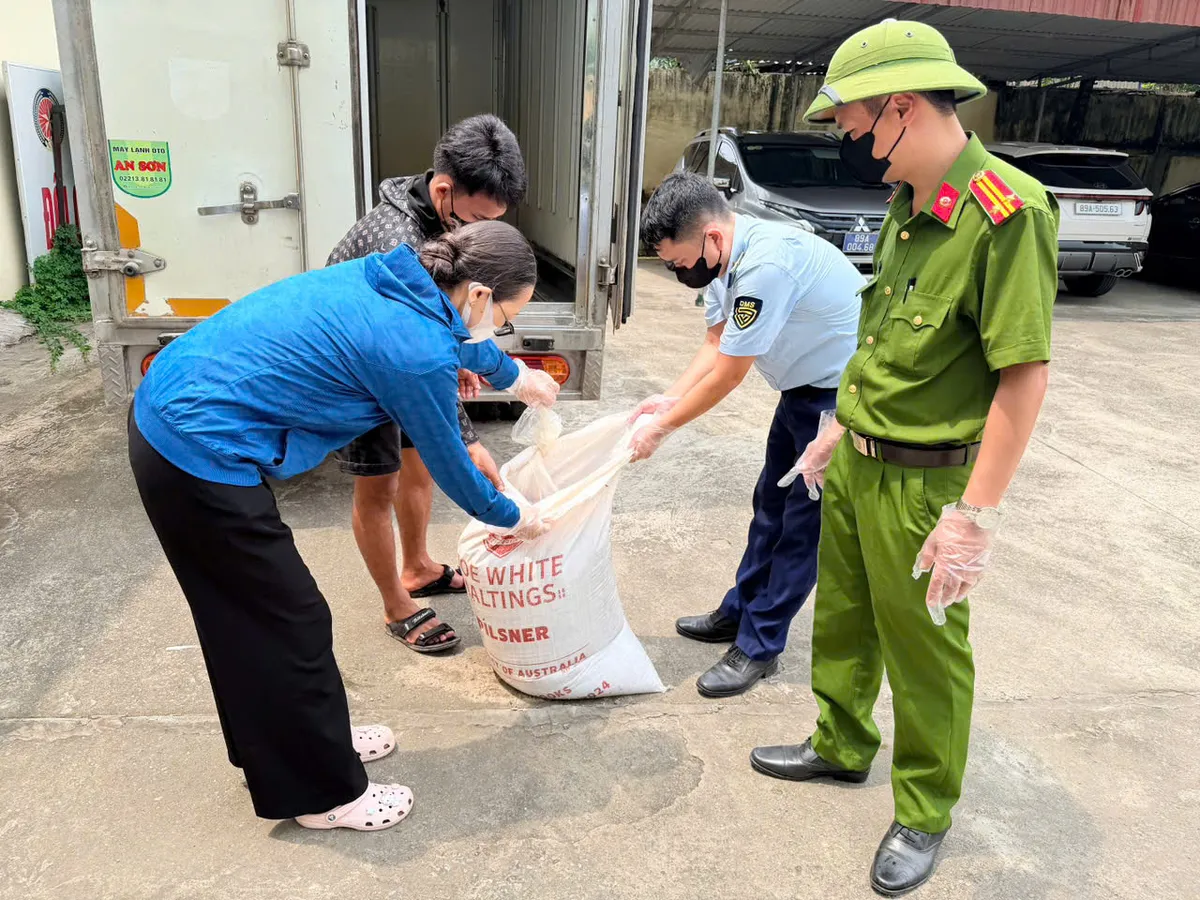 Hưng Yên: Chặn xe chở gần nửa tấn lòng lợn bốc mùi hôi thối chuẩn bị đưa ra thị trường- Ảnh 1. Hưng Yên: Chặn xe chở gần nửa tấn lòng lợn bốc mùi hôi thối chuẩn bị đưa ra thị trường- Ảnh 1.