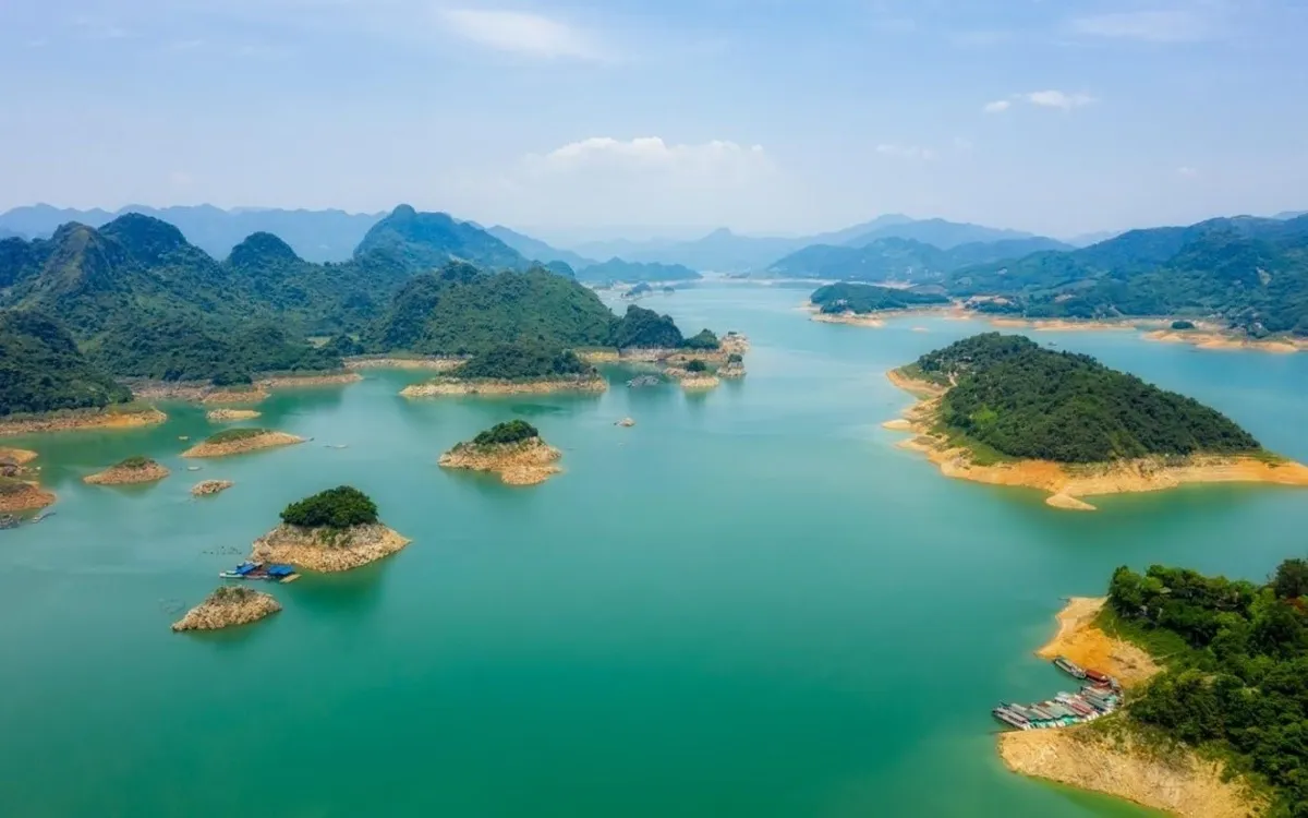 Đ&agrave; Bắc: Điểm đến l&yacute; tưởng cho du lịch nghỉ dưỡng sinh th&aacute;i giữa n&uacute;i rừng T&acirc;y Bắc&nbsp;- Ảnh 1.