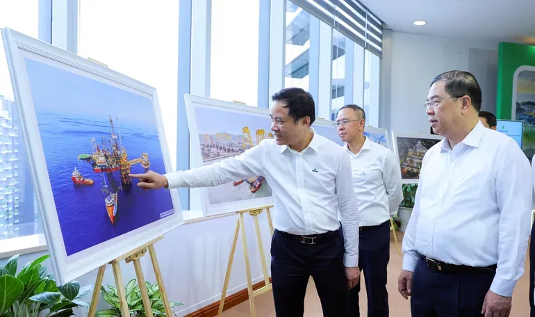 Phó Thủ tướng Thường trực: Petrovietnam phải giữ vững vai trò trụ cột trong bảo đảm an ninh năng lượng quốc gia- Ảnh 1. Phó Thủ tướng Thường trực: Petrovietnam phải giữ vững vai trò trụ cột trong bảo đảm an ninh năng lượng quốc gia- Ảnh 1.