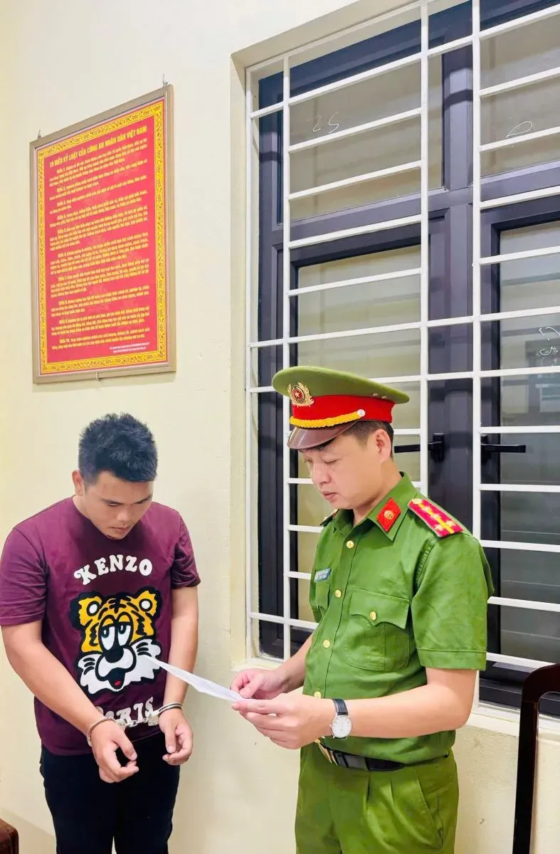 Khởi tố nam thanh niên cầm phóng lợn chống trả lực lượng CSGT để bỏ chạy- Ảnh 1. Khởi tố nam thanh niên cầm phóng lợn chống trả lực lượng CSGT để bỏ chạy- Ảnh 1.