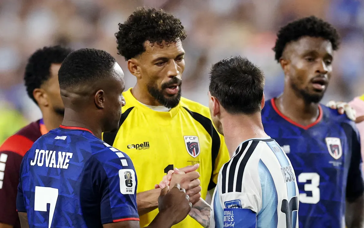 Khoảnh khắc Vozinha của Cape Verde bắt tay với Lionel Messi, chúc mừng Argentina giành quyền vào vòng 16 FIFA World Cup 2026™. Ảnh: Reuters.