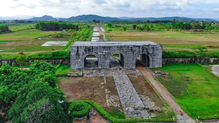 Tour kh&aacute;m ph&aacute; kiến tr&uacute;c cổ xưa qua c&aacute;c triều đại- Ảnh 2.
