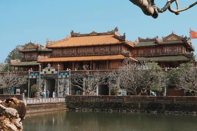 Tour kh&aacute;m ph&aacute; kiến tr&uacute;c cổ xưa qua c&aacute;c triều đại- Ảnh 3.