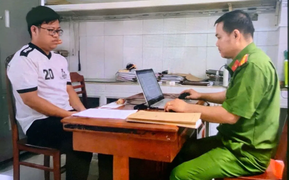 Điều tra viên làm việc với đối tượng Đặng Quang Vinh. Ảnh: Công an TP Cần Thơ