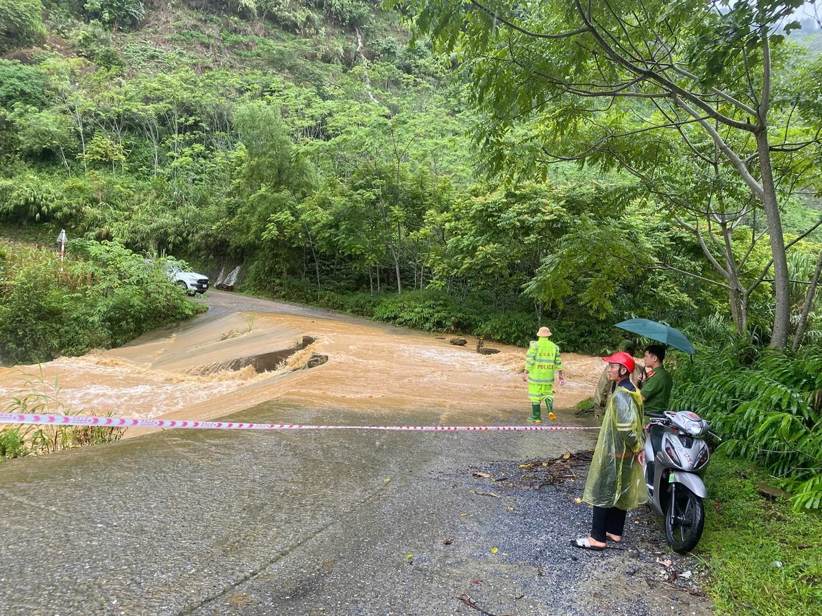 Công an xã ở Lào Cai xuyên đêm hỗ trợ người dân di dời tài sản, khắc phục hậu quả mưa lớn - Ảnh 2.