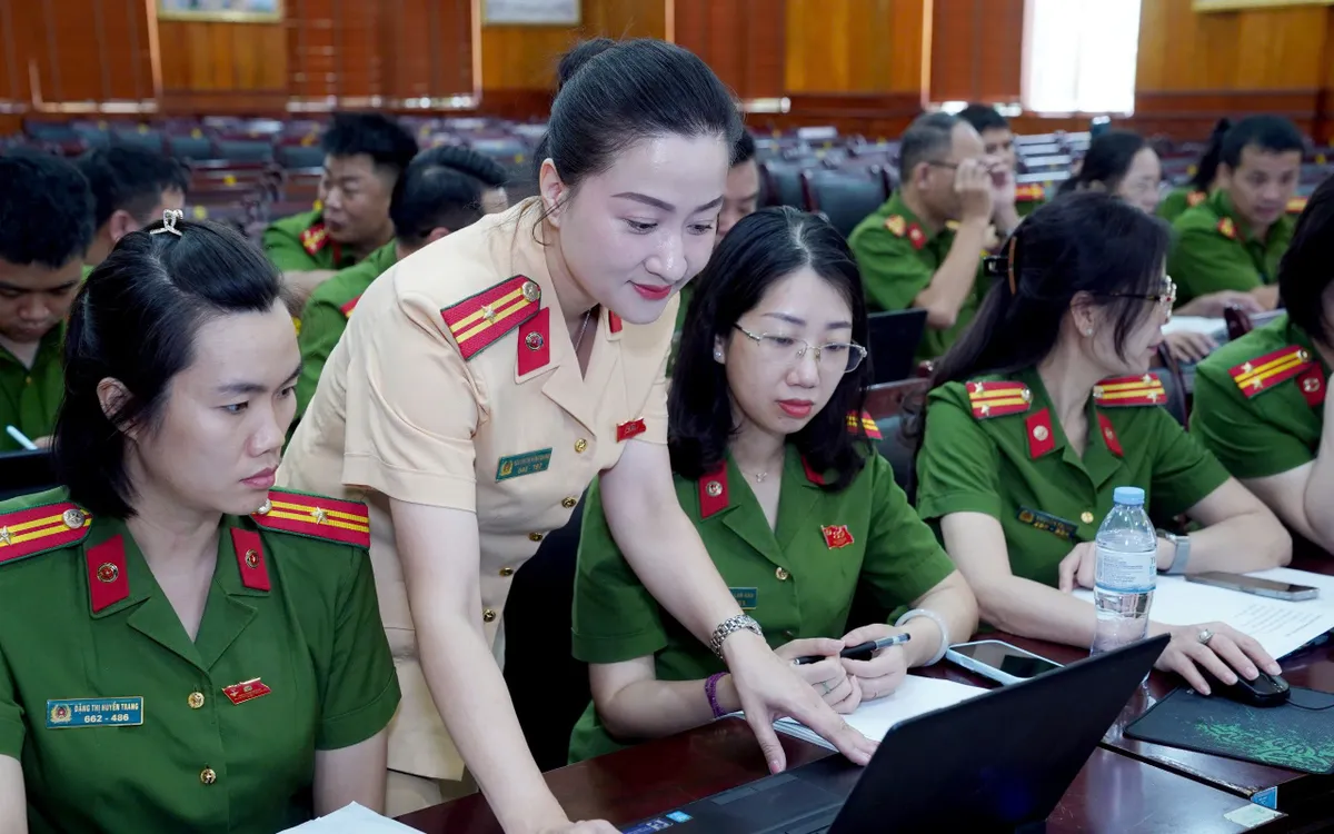 Cán bộ Phòng CSGT trao đổi, hướng dẫn cán bộ Công an các xã, phường tham gia tập huấn sử dụng Module "Tra cứu giấy phép lái xe.