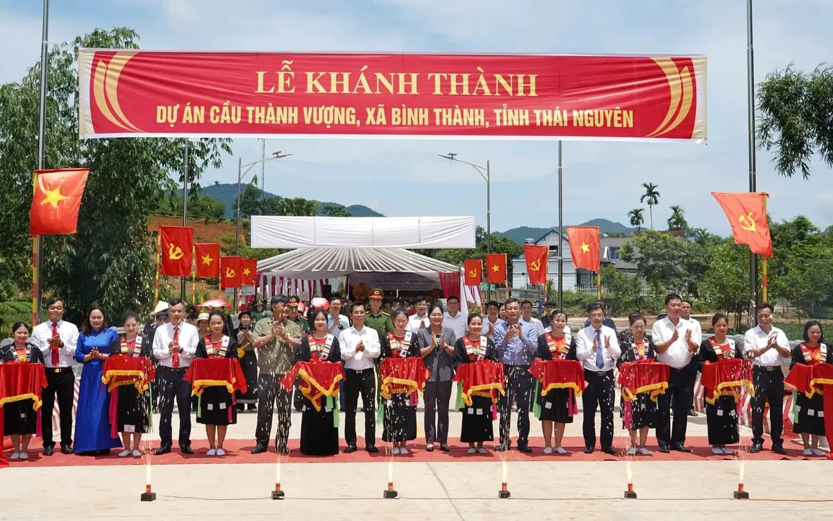 Cắt băng khánh thành cầu Thành Vượng