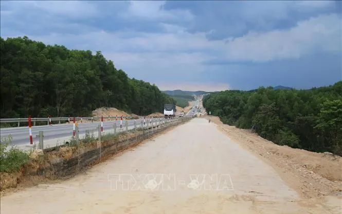 Huy động tối đa nhân lực, phương tiện thi công cao tốc Cam Lộ - La Sơn - Ảnh: TTXVN 