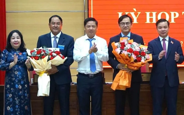 Tân Phó Chủ tịch UBND tỉnh Đắk Lắk Y Nhuân Byă (thứ 2 từ trái qua)