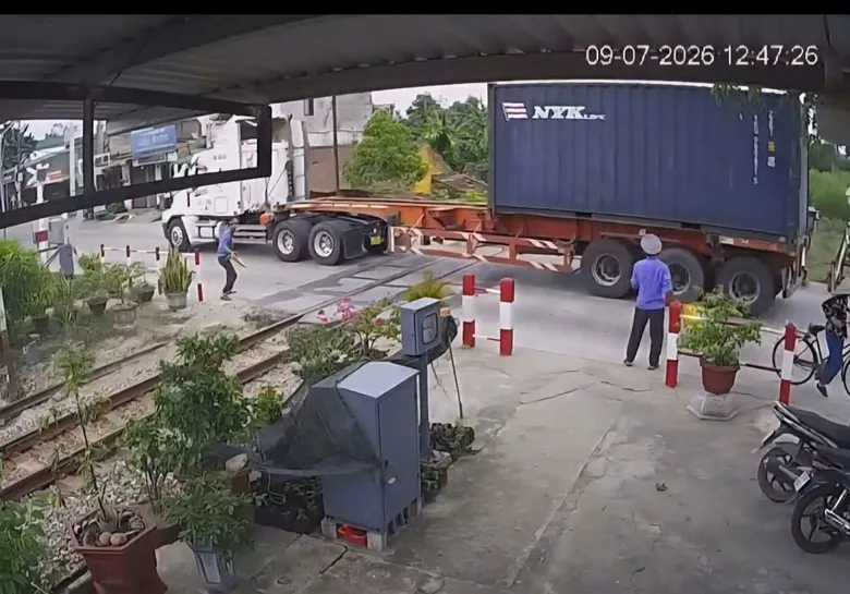 Tông gãy gác chắn đường sắt, tài xế xe đầu kéo bị phạt 41,5 triệu đồng - Ảnh 1.