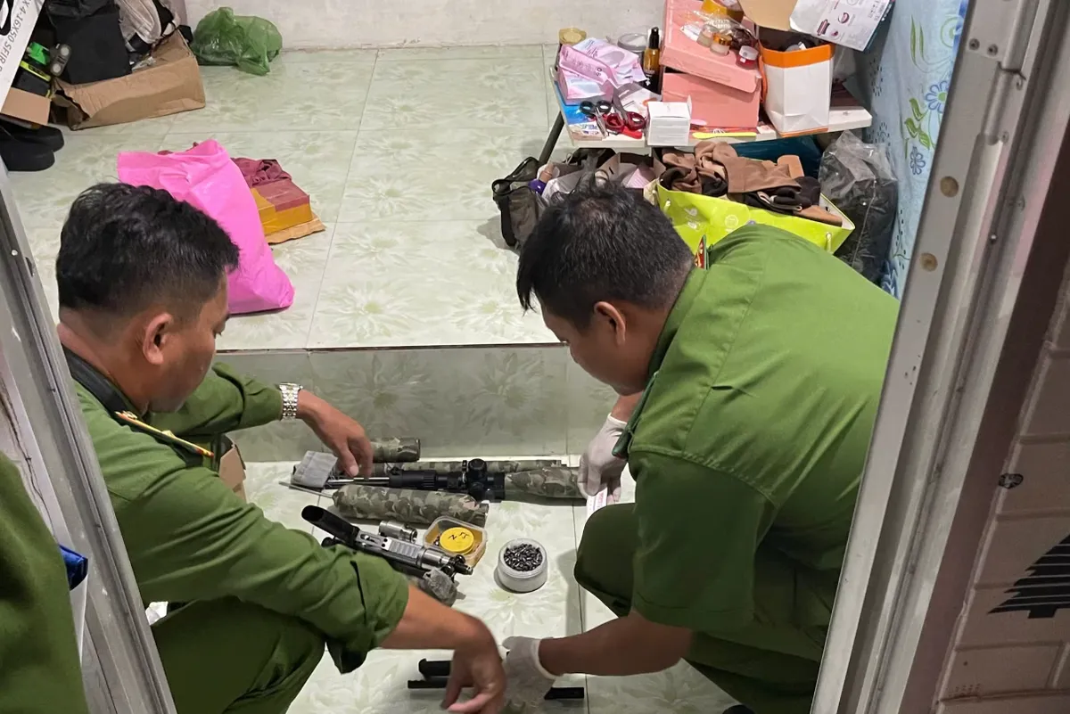 Bắt 2 đối tượng mua bán, tàng trữ trái phép vũ khí trên mạng - Ảnh 1.