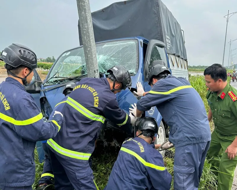 Xe tải va chạm xe m&aacute;y ở Bắc Ninh, giải cứu nạn nh&acirc;n mắc kẹt dưới gầm &ocirc; t&ocirc; - Ảnh 2.