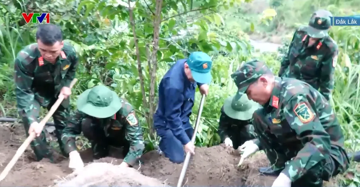 Chiến sĩ Đội K51 băng rừng, vượt n&uacute;i t&igrave;m kiếm h&agrave;i cốt liệt sĩ - Ảnh 1.