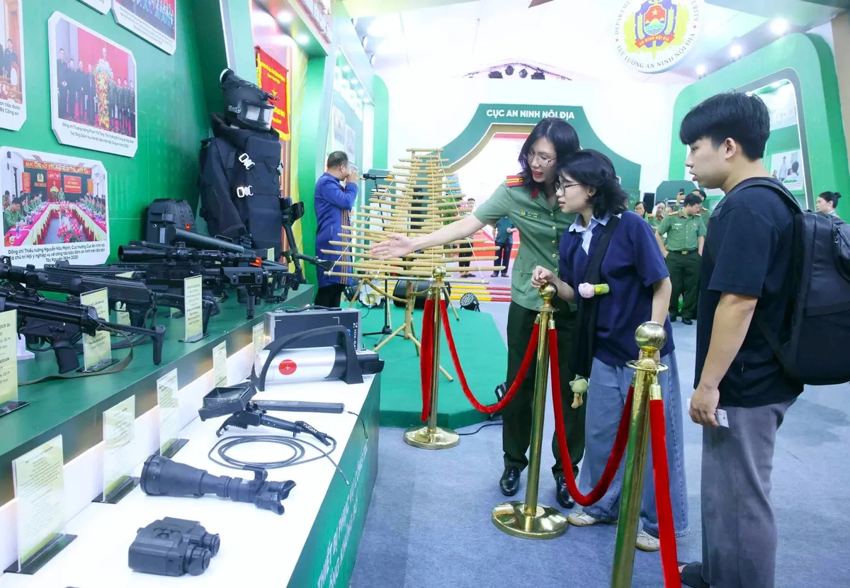 Khai mạc chuỗi sự kiện “Tổ quốc bình yên” nhân kỷ niệm 80 năm Ngày truyền thống lực lượng An ninh nhân dân - Ảnh 6.